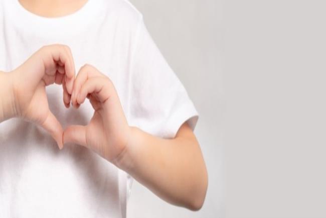 ילד מסמל לב עם ידיו, מאפיין של נדיבות ואלטרואיסטיות 